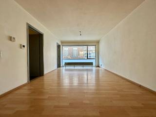 Welkom in Tienen! Langs de Aandorenstraat, kan je dit éénslaapkamerappartement terugvinden. Een ideale locatie om vlot te navigeren buiten de stad...