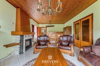 Voor meer info en foto’s, surf naar www.swevers.be<br /> – In het landelijke Budingen (Zoutleeuw) vind je deze open bebouwing op een perceel van 13a18ca met een bewoonbare oppervlakte van 208 m². De woning uit 1963 vraagt een grondige renovatie, maar biedt een sterke basis voor een ruim en licht woonproject. De leefruimte van 27 m², keuken van 18,4 m² en extra eetkamer zorgen voor veel mogelijkheden op het gelijkvloers, net als de slaapkamer, badkamer, garage van 33 m² en meerdere bergruimtes. Boven zijn er drie slaapkamers en een tweede badkamer. De zolder (62 m²) en deels onderkelderde ruimte bieden extra potentieel. De zuidoostgerichte tuin kijkt uit op groen en is ideaal voor gezinnen. Dankzij de ligging nabij scholen (1,8 km), openbaar vervoer (350 m) en invalswegen is dit een praktische uitvalsbasis. Een solide woning met charme, ruimte en groeipotentieel voor wie op zoek is naar rust én bereikbaarheid. Voor meer informatie, bel 012 699 900. Bron bewoonbare oppervlakte: EPC – verslag. Dit pand is onderworpen aan de renovatieverplichting van de Vlaamse overheid voor residentiële gebouwen (behoudens bij sloop binnen 5 jaar na de aankoop). Consulteer voor meer informatie de website van het Vlaams Energie- en Klimaatagentschap via https://www.vlaanderen.be/een-huis-of-appartement-kopen/renovatieverplichting-voor-residentiele-gebouwen.