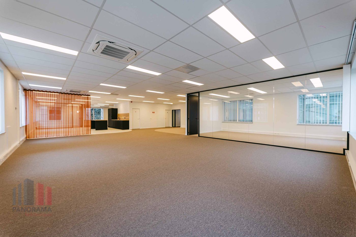 Bureaux entièrement rénovés de 409 m² à un emplacement stratégique à proximité du R0 - photo 2