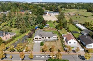 <p><span>Verrassend ruime gezinswoning met heel wat potentieel, gunstig gelegen in het landelijke Sint-Katelijne-Waver, op een mooi perceel van 3087 m².</span></p><p><span> </span></p><p><span>Deze lichtrijke woning werd steeds met de grootste zorg onderhouden. De woning heeft een verrassend ruime bewoonbare oppervlakte en is functioneel ingedeeld. Via een riante inkomhal betreedt u de woning om vervolgens de lichtrijke woonkamer met aansluitend veranda / bureel en keuken te bereiken. De woning is uitermate praktisch ingedeeld waarbij de nachthal op de eerste verdieping toegang geeft tot 5 ruime slaapkamers, een badkamer, een douchekamer en een toilet. De benedenverdieping met dubbele garage, tal van bergruimtes en een volledige onderkeldering bieden heel wat stockageruimte - ideaal voor bv. hobby of zelfstandige activiteit. Parkeergelegenheid is ruimschoots voorzien op de oprit en in de dubbele garage. En indien u niet binnen wilt vertoeven, kan u heerlijk tot rust komen in de aangename tuin met ruim terras en vijver.</span></p><p><span> </span></p><p><span>De woning is absoluut gunstig gelegen nabij landelijke dorpscentra met scholen - winkels - sport- en ontspanningsmogelijkheden. Dankzij de centrale ligging tussen Brussel - Antwerpen en Mechelen - Lier is de woning vlot bereikbaar, via belangrijke verbindingswegen, fietostrade, openbaar vervoer en nabij gelegen treinstation.</span></p><p><span> </span></p><p><span>Kom de troeven van deze woonst ter plaatse ontdekken en maak een afspraak: 015/755 444 of <span>info@immovercammen.be</span></span><span> </span></p><p><span>Renovatieplicht EPC: binnen 6 jaar na aankoop = verplichte renovatie tot label D of beter.</span></p><p><span> </span></p>