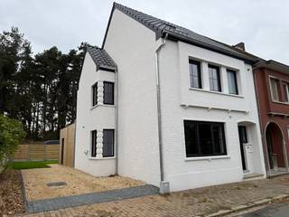 <p>VOLLEDIG GERENOVEERDE HALFOPEN BEBOUWING AAN 2%</p><p>✨ Op zoek naar een instapklare woning met modern comfort? Ontdek deze volledig gerenoveerde halfopen bebouwing in Zichem!</p><p>🏠 Indeling van de woning:</p><p>- Gezellige woonkamer<br />- Praktische moderne keuken<br />- Berging<br />- Kelder<br />- Inkomhal met aparte toilet<br />- 3 slaapkamers<br />- Badkamer<br />- Warmtepomp van Vaillant<br />- Vloerverwarming<br />- Oplaadpunt laadpaal<br />- Tuin + terras</p><p>Volledig gerenoveerde woning<br />🔑 De woning is klaar voor nieuwe bewoners en biedt een comfortabele thuis voor gezinnen, koppels of wie op zoek is naar een instapklare woning.</p><p>📍 Ligging: Zichem</p><p>🤝 Rechtstreeks te koop van de bouwheer!</p><p>Geen tussenkomst van makelaars<br />Rechtstreeks contact met de bouwheer<br />📩 Interesse? Neem gerust contact op voor meer informatie of om een bezoek in te plannen.</p><p>🏠 Ontdek uw nieuwe thuis in Zichem!</p>