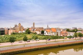 <p><span>Dit lichtrijke appartement van 75 m² geniet van een uitstekende ligging, vlak bij het centrum van Mechelen en op wandelafstand van station Nekkerspoel. </span></p><p><span>Gelegen op de bovenste verdieping van het gebouw biedt het een prachtig open uitzicht en veel natuurlijke lichtinval gedurende de hele dag.</span></p><p><span>Het appartement werd volledig gerenoveerd in 2003 en omvat een ruime woonkamer met open keuken, een nachthal met ingemaakte kast, een badkamer, een apart toilet, een praktische berging en twee slaapkamers die beide toegang geven tot een klein terrasje. Op de overloop, recht tegenover de lift, bevindt zich bovendien een ruime private berging met aansluiting voor een wasmachine en droogkast. Daarnaast beschikt het appartement ook over een eigen kelderruimte.</span></p><p><span>Dankzij de functionele indeling, de centrale ligging en het mooie uitzicht vormt dit appartement een ideale woonst voor starters, koppels of investeerders. Met het opschuren van de parketvloer en enkele beperkte afwerkingswerken kan het appartement volledig naar eigen smaak worden opgefrist en is het meteen instapklaar.</span></p><p><span>Een unieke kans voor wie comfortabel wil wonen op een toplocatie, dicht bij winkels, openbaar vervoer, scholen en alle voorzieningen die de stad te bieden heeft.</span></p><p><span> </span></p><p><span> </span></p>