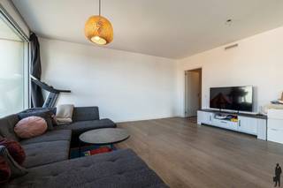 <strong>Huurprijs: 1.100 EUR per maand<br />+ 100 EUR per maand voor ondergrondse autostaanplaats en berging<br />+ 152 EUR per maand gemeenschappelijke kosten<br />Kosten plaatsbeschrijving zijn 50/50 te betalen door huurder en verhuurder<br />Huurwaarborg = 3 maanden huur<br />Beschikbaar: 01/07/2026<br /><br /></strong><strong>BEZOEK AANVRAGEN EN KANDIDAAT STELLEN VIA ONZE WEBSITE: www.deboerenpartners.be</strong><br />Indien u een bezoek wenst aan te vragen aan dit eigendom te huur, dan kan dit enkel via het aanvraagformulier op onze website. U zoekt het betreffende eigendom onder ons 'aanbod te huur', en klikt daarna bovenaan op 'bezoek inplannen'.<br />Daarna doorloopt u alle stappen en vult u de gevraagde gegevens in. Wij behandelen uw aanvraag binnen de 2 werkdagen en contacteren u daarna. Omwille van het grote aantal aanvragen, worden verzoeken via Immoweb, Immoscoop of Spotto niet behandeld.<br /><br /><span>Beschrijving van het appartement:<br /></span><br />Dit prachtige appartement in het hartje van Turnhout biedt een uitstekende woonervaring. Dit appartement van 113m² bevindt zich op de tweede verdieping van de Turnova Toren. Het omvat een inkom met vestiaire, toilet, leefruimte met eetkamer op parket, open keuken (ingericht met combi-oven, koelkast met vriesvak, keramische kookplaat, vaatwasser en telescopische dampkamp met koolstoffilter), bijkeuken, 2 slaapkamers op parket, badkamer en een uniek terras van 17m² (westgericht).<br /><br />Tevens beschikt het appartement over een ondergrondse parkeerplaats (P443). <br />Daarnaast is er ook een private berging (B22).<br /><br /><span>Bijzonderheden:</span><br />- Lift aanwezig<br />- ondergrondse autostaanplaats en berging<br />- Centrale ligging nabij winkels, openbaar vervoer, scholen en station <br />- Energiezuinig appartement met energielabel A
