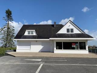 <strong>Handelspand met woonst te koop<br /><br />Indeling:</strong><br />kelder: volledig onderkelderd met garage(plaats voor 2 wagens)<br />gelijkvloers: inkom, handelsruimte/restaurant/woonruimte, 2 toiletten en keuken<br />eerste verdiep: 3 slaapkamers en badkamer<br /><br /><strong>Troeven:</strong>
<ul><li>commerciële ligging naast drukke baan</li><li>staanplaatsen voor de deur voor klanten</li><li>volledig onderkelderd</li></ul>
<br />Bij deze woning geldt de renovatieplicht.