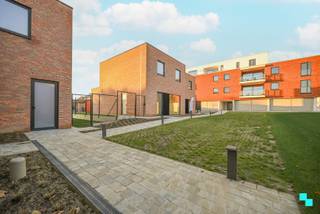 Deze parkwoningen maken deel uit van een charmant, kleinschalig woonerf langs de Menenstraat in Wevelgem. De modelwoning heeft een...