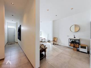 <p>Deze veelzijdige bel-étage verrast met ruimte, mogelijkheden en een gezellige buitenplek. Op het gelijkvloers vind je een polyvalente ruimte met douche en lavabo, perfect als studio, hobbyruimte, thuiskantoor of praktijk. Daarnaast is er een aparte bureauruimte met zicht op het gezellige terras en er is een afzonderlijk toilet.</p>
<p>Buiten geniet je van een onderhoudsvriendelijke tuin met terras én een handige uitweg achteraan. De garage en staanplaats zorgen bovendien voor extra comfort.</p>
<p>Op de eerste verdieping vormt de open, volledig geïnstalleerde keuken met eetplaats het hart van de woning, mooi aansluitend op de gezellige leefruimte met zithoek.</p>
<p>De tweede verdieping telt twee slaapkamers met inbouwkasten. Eén kamer met een lavabo, de andere een douche en lavabo. Een apart toilet is eveneens aanwezig. Extra bergruimte op de bergzolder, bereikbaar via het trapluik.</p>
Een woning met karakter, verrassend veel mogelijkheden en vooral: ruimte om er helemaal je eigen verhaal van te maken!<br /><br />Extra troeven<br /><br />
<ul>
<li>EPC B</li>
<li>elektrische zonnescreens</li>
<li>elektrische rolluiken</li>
<li>nabij scholen, winkels, belangrijke invalswegen</li>
<li>instapklaar</li>
</ul>
<br />Deze woning is te koop ZONDER makelaar via het concept van Smart Houses. Wenst u verdere inlichtingen of een bezoek? Contacteer rechtstreeks de eigenaar via 0471/48.47.54