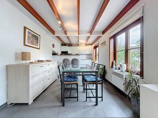Vakantiewoning gelegen, in een groene en rustige omgeving in het domein Nieuwendamme op wandelafstand van de jachthaven en het openbaar vervoer van Nieuwpoort-Stad.<br />De woning omvat een inkomhal met apart toilet en een badkamer met ligbad en dubbele lavabo. De lichtrijke leefruimte met open, volledig uitgeruste keuken geeft rechtstreeks toegang tot de zuidgerichte tuin met terras.<br />Verder beschikt de woning over twee slaapkamers en een extra slaaphoek. Inclusief private parkeerplaats, met mogelijkheid tot aankoop van een tweede staanplaats.<br />Gelegen in een verzorgd domein met gemeenschappelijk zwembad en speeltuin, perfect voor zowel eigen gebruik als familieverblijf.