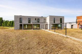 Deze ENERGIEZUINIGE woning is gelegen in het landelijke Hulste (Harelbeke) met name in de Brugsestraat 164A op een perceel grond 488 m² met een bewoonbare oppervlakte van 178 m². <br /><br />PLUSPUNTEN:<br />* AFWERKING NAAR KEUZE <br />* ENERGIEZUINIG | ZONNEPANELEN 8 STUKS<br />* VENTILATIE TYPE D<br />* REGENWATER 10.000 liter<br />* VLOERVERWARMING VIA WARMTEPOMP<br />* 6 % BTW MOGELIJK <br /><br />INTERIEUR:<br />U komt binnen via de inkomhal met een apart gastentoilet. Van hieruit heeft u toegang tot de inpandige garage (20 m²) met achterdeur. De lichtrijke leefruimte (34 m²) biedt een gezellige zit- en eethoek en sluit naadloos aan op de ruimte waar U een open keuken (10 m²) kan installeren. Deze is volledig uitgerust met een koelkast/diepvries, vitro-keramische kookplaat, dampkap, vaatwasser, oven/magnetron met grill en een spoelbak. Aansluitend bevindt zich een praktische berging (2 m²), ideaal voor extra opslag.<br />Op de bovenverdieping vindt u drie ruime slaapkamers (20 m² | 11 m² | 11 m²), een volledig ingerichte badkamer met inloopdouche, ligbad en lavabo met meubel, een apart toilet en een wasplaats (4,5 m²).<br /><br />EXTERIER:<br />De woning beschikt over een aan te leggen tuin, georiënteerd naar het noordoosten. Daarnaast is er private parkeergelegenheid op het eigen terrein. De asluiting met de buren is reeds inbegrepen in de verkoopprijs.