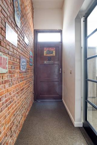 Deze gerenoveerde woning bevindt zich in de straat Koulaak en is nabij het centrum van Herentals gelegen, op korte afstand van alle voorzieningen zoals scholen, winkels en openbaar vervoer. Bovendien zijn ook de omliggende gemeenten vlot bereikbaar.<br /><br />Beschrijving:<br />We betreden de woning via de inkomhal die toegang geeft tot de volledig uitgeruste keuken, voorzien van een gasfornuis, een elektrische oven met grill, een koelkast, een vaatwasser, een spoelbak met uitschuifbare kraan, een magnetische spatwand en een verhoogde eettafel met krukken. Er is tevens een airco verwerkt in het plafond. Aansluitend bereiken we een knusse leefruimte. Achterliggend bevindt zich een ruime berging die beschikt over de nodige aansluitingen voor wasmachine en droogkast en een badkamer voorzien van een inloopdouche, een dubbele wastafel en een toilet.<br /><br />De eerste verdieping biedt nog 2 volwaardige slaapkamers, beide uitgerust met een airco.<br /><br />Achter de woning bevindt zich een goed onderhouden en volledig omheinde tuin, waar het aangenaam vertoeven is. Tot slot beschikt de woning over een ruime carport en verschillende tuinbergingen.<br /><br />Extra: <br />- Gunstig EPC-label: B<br />- Ingebouwd surround systeem <br />- 12 zonnepanelen aanwezig<br /><br />Voor meer info of een bezoek contacteer ons via info@vastengoed.be of via 014/72 73 74.<br /><br />Wenst u een gratis schatting van uw eigendom? Contacteer ons via 014/72 73 74.