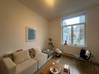Prachtig gerenoveerd éénslaapkamerappartement in een verzorgd herenhuis. De ruime, lichtrijke living met twee mooie sierschouwen zorgt meteen voor een warm en karaktervol gevoel. De aparte keuken is praktisch ingericht en voorzien van een gasfornuis, dampkap en frigo. De vernieuwde badkamer beschikt over een douche en een lavabomeubel, en er is een apart toilet. U woont hier vlak bij alle winkels en het openbaar vervoer, en op wandelafstand van het strand. Het appartement is beschikbaar vanaf 1/03/2026. De huurprijs bedraagt €695 per maand.