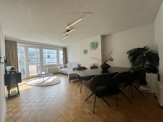 Goed gelegen appartement op de Meerlaan in Knokke. Woonkamer met een mooi zijdelings zeezicht alsook een breed zicht over de Meerlaan, een...