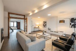 <p>Instapklare, energiezuinige woning met toffe tuin en garage in Wetteren</p><p>Deze volledig gerenoveerde woning in Wetteren combineert hedendaags design met praktisch wooncomfort. Met een bewoonbare oppervlakte van 167 m² op een perceel van 130 m² is dit de ideale thuis voor koppels of gezinnen.</p><p>De woning beschikt over 2 ruime slaapkamers, een badkamer en een praktische garage.</p><p>Op het gelijkvloers bevindt zich een lichtrijke leefruimte, die naadloos overgaat in de open keuken. Deze is compleet uitgerust, met vaatwasser en kwalitatief fornuis. <br />Grote schuiframen bieden directe toegang tot de aangename tuin. Verder vinden we nog een apart gastentoilet en een multifunctionele ruimte die kan worden ingericht tot bv. een bureau,...</p><p>De eerste verdieping omvat twee slaapkamers en een badkamer met ligbad en douche.</p><p>Buiten geniet u van een tuin met tuinberging, volledig omheind voor optimale privacy.</p><p>Een ideale woning voor wie op zoek is naar een instapklare, energiezuinige woonst met alle comfort en een centrale ligging.</p><p>EXTRA: De vermelde prijs is een richtprijs. Deze methode geeft jou, als potentiële koper, de kans om op een transparante manier te bieden. Na ontvangst van deze biedingen zal de verkoper beslissen of hij/zij de eigendom verkoopt aan het hoogste bod, de startprijs is aldus niet bindend voor de verkoper.</p><p>Maak snel een afspraak via het nummer 053 47 19 19</p>