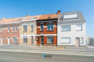 <p><strong>Te renoveren rijwoning met tuin en zicht op agrarisch gebied</strong><br />Centraal gelegen aan de Gaversesteenweg bevindt zich deze te renoveren rijwoning op een <strong>perceel van 249 m</strong>². Een absolute troef is de aangename<strong> tuin van ca. 120 m</strong>², die achteraan grenst aan agrarisch gebied. Hierdoor geniet u van een open en groen zicht vanuit de tuin.<br /><br />De woning beschikt vandaag over een <u>bebouwde oppervlakte van ca. 86 m²</u> en biedt dankzij de bestaande indeling én de aanwezige uitbreidingsmogelijkheden een uitstekende basis om een comfortabele en hedendaagse gezinswoning te creëren.<br /><u>De ligging is bijzonder praktisch</u>: winkels, scholen en ontspanningsmogelijkheden bevinden zich vlot in de omgeving. Daarnaast geniet u van een goede bereikbaarheid naar de belangrijkste toegangswegen, de autosnelwegen en omliggende industriezones.<br /><br />Op het<strong> </strong><u><strong>gelijkvloers</strong></u> vinden we een inkomhal, een aangename leefruimte met eet- en zithoek die mooi met elkaar in verbinding staan, en een compacte keuken. Via de veranda bereikt u de bergruimte en het afzonderlijke toilet. Mits een herindeling van de achterbouw zijn hier mooie <strong>mogelijkheden om een ruime, moderne keuken met zicht op de tuin en een comfortabele badkamer te realiseren</strong>.<br />De <strong><u>eerste verdieping</u></strong> omvat drie slaapkamers: twee volwaardige slaapkamers en een kleinere kamer die ideaal kan worden ingericht als kinderkamer, bureau of dressing.<br />Een bijkomende troef is de vaste trap naar de <u><strong>zolderverdieping</strong></u>. Mits de nodige afwerking en isolatiewerken kan deze verdieping mee geïntegreerd worden in de bewoonbare oppervlakte, waardoor extra leef- of slaapruimte ontstaat.<br />Het dak is momenteel nog niet voorzien van onderdak of isolatie, wat meteen ruimte biedt om de woning energetisch en technisch volledig naar de hedendaagse normen te brengen.<br />Kortom: een <em><strong>interessante renovatiekans </strong></em>voor wie op zoek is naar een <u>centraal gelegen woning met tuin, uitbreidingsmogelijkheden en</u> <u>een groen uitzicht achteraan.</u> Voor de woning is bovendien parkeergelegenheid aanwezig.<br /><strong>Een woning met veel potentieel en mogelijkheden om volledig naar eigen smaak en behoeften te renoveren!</strong><br /><strong>Interesse?</strong> Vraag het volledige verkoopdossier aan via <strong>Lindsay@regiovastgoed.be</strong> of via <strong>0476/83.47.74</strong> en ontdek zelf alle troeven van dit renovatieproject.</p>