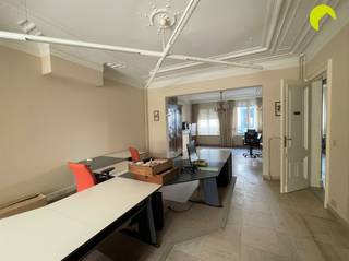 Bureau au rez-de-chaussée d'une maison de ville à Anvers Sud !Le bureau est situé dans un quartier dynamique d'Anvers Sud. Cet espace de bureau est...