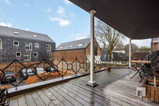 <p><span>Vastgoed in Diest? IMMO DIEST, natuurlijk....</span></p><p><span> </span></p><p><span>E</span><span>en </span><span>instapklaar appartement in het centrum van Diest</span><span> met </span><span>lift</span><span>, </span><span>2, mogelijk 3 slaapkamers</span><span>, </span><span>groot terras</span><span> </span><span>én</span><span> </span><span>parking</span><span>?</span></p><p><span>In de Begijnenstraat vind je dit lichtrijke appartement (ca. 116 m²) in een kleinschalige residentie, gelegen op de 1e verdieping en bereikbaar via trap én lift (6 personen)</span></p><p><span> </span></p><p><span>Extra troeven</span></p><p><span> </span></p><ul><li><span>Superterras met vooral namiddag- en avondzon </span></li><li><span>Volledig opnieuw geschilderd</span></li><li><span>Kurkvloer</span><span> in de grote slaapkamer (warm, stil en comfortabel)</span></li><li><span>Duurzaam, energiezuinig: elektriciteit conform, EPC label A, 6 zonnepanelen</span><span> geplaatst (</span><span>2.490 Wp</span><span>)</span></li><li><span>Zonneblinden</span><span> aan de terrasdeur</span></li><li><span>Vliegenramen</span><span> voorzien</span></li><li><span>Beperkte syndicuskosten</span></li></ul><p><span>Indeling</span></p><p><span>Inkomhal, ruime </span><span>L-vormige woonkamer</span><span>, open keuken met ontbijtruimte (o.a. fornuis, vaatwasser, koelkast, vriezer), berging/wasplaats, nachthal met vestiaire/inbouwkast, apart toilet, badkamer met douche en lavabomeubel.<br />Er zijn vandaag </span><span>2 slaapkamers</span><span>, maar het appartement was oorspronkelijk ingedeeld als </span><span>3 kamers</span><span> (de 2 deuren zijn behouden), waardoor een herindeling perfect mogelijk is.</span></p><p><span>Terrassen, kelder & parking</span></p><p><span>Via de keuken bereik je het </span><span>zeer ruime terras achteraan</span><span>: functioneel, grotendeels </span><span>overdekt</span><span> en met </span><span>terrasberging</span><span>. Via de slaapkamer is er ook een </span><span>terras vooraan</span><span>.<br />De lift gaat tot in de kelder waar je beschikt over een </span><span>privatieve, afsluitbare (betegelde) berging</span><span>. Een buitentrap, bereikbaar via de parkeerplaats, leidt naar een </span><span>gemeenschappelijke kelder/fietsenberging</span><span>. Achteraan heb je bovendien een </span><span>eigen parkeerplaats</span><span>, bereikbaar via een </span><span>elektrisch bedienbare poort</span><span>.</span></p><p><span>Comfort</span></p><p><span>Verwarming op </span><span>aardgas</span><span> en </span><span>airco</span><span> (koelen & verwarmen).</span></p><p><span> </span></p><p><span>Benieuwd? </span><span>Bel Immo Diest</span><span> voor een afspraak: </span><span>013 31 25 22</span><span>. We laten je dit appartement graag snel ontdekken.<br />Bekijk ook de </span><span>virtuele tour</span><span> via <span>https://immodiest.be/</span></span><span>.</span></p><p><span> </span></p>