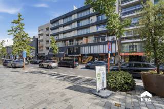 <p>Dit appartement combineert een toplocatie in het centrum met een aangename indeling en een subliem uitzicht over de stad. Gelegen in de levendige winkelstraat van Roeselare geniet u hier van winkels, horeca en voorzieningen op wandelafstand. De lichtrijke living en de terrassen zorgen voor een open en ruim gevoel, terwijl de praktische indeling het wooncomfort compleet maakt. Met twee slaapkamers, een garage en een EPC-label C vormt dit penthouse een interessante opportuniteit voor wie centraal wil wonen in West-Vlaanderen. Een ideale combinatie van comfort, ligging en uitzicht.</p>

<p> </p>

<p>Belangrijkste ruimtes:<br />• Ruime living met veel lichtinval en toegang tot het terras<br />• Keuken met praktische indeling<br />• Twee slaapkamers<br />• Badkamer<br />• Berging voor extra opbergruimte<br />• Twee terrassen met open zichten<br />• Garage</p>

<p> </p>

<p>Troeven:<br />• Prachtige penthouse met lichtrijke leefruimtes<br />• Toplocatie in het hart van de winkelstraat van Roeselare<br />• Subliem uitzicht over de stad vanuit de terrassen</p>

<p> </p>

<p>Neem vandaag nog contact op met je ERA-makelaar voor een bezoek.</p>

<p> </p>

<p>JOUW DROOMAPPARTEMENT. ZO GEVONDEN!</p>