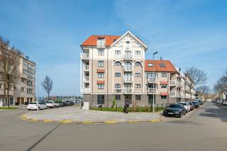 <p>"ABSOLUTE TOPPER" - Afspraak ENIGE BEZOEKDAG ENKEL telefonisch via Randy Remue op 0479/ 99. 99. 90, meer info via Facebook "Remue Randy" - LIKE de pagina en blijf op de hoogte van alle nieuwe woningen. De stukken van de woning zijn te consulteren op www.immo-zone.be. Dit prachtig GELIJKVLOERS HOEKAPPERTEMENT vinden we terug in de rustige Tijdokstraat 8, Zeebrugge. Dit modern ingericht appartement is ideaal gelegen tussen Blankenberge en Knokke en in de buurt van winkels en restaurants. Indeling: Bij het binnenkomen treffen we het gastentoilet, de 2 volwaardige slaapkamers en de stijlvolle moderne badkamer voorzien van inloopdouche en wastafel. De lichtrijke leefruimte met open moderne keuken geniet van een mooie lichtinval dankzij de grote raampartijen rondom. Er is ook een handige bergruimte voorzien. Dankzij het gedeelde gebruiksrecht met appartement nr 3 van de tuin kunt u er heerlijk ontspannen en genieten van de zon. Incl fietshaken. Dit appartement is een ABSOLUTE TOPPER voor starters, geziennen, investeerders of voor wie op zoek is naar een buitenverblijf aan de kust. P-score: D / G-score: D. VOOR ZEER SNELLE BESLISSERS!!<br />IMMO ZONE RHODELAND RANDY REMUE - 0479/ 99. 99. 90</p>