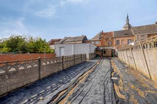 In het centrum van Rillaar komt deze ruime en bijzonder flexibele eigendom op de markt. Het gebouw werd ooit gevormd door twee aparte woningen,...