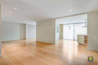 Exceptional ground floor apartment (approx. 190 m²) with sunny SW garden and double garage - top location FruithoflaanIn a coveted location near the...