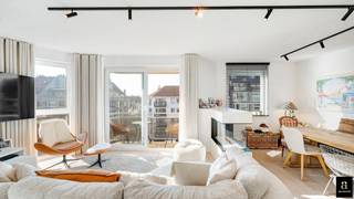 Cet appartement d'angle aménagé avec goût bénéficie d'une orientation sud sur la Graaf d'Ursellaan, récemment réaménagée, avec une vue dégagée sur la verdure et à deux pas de la plage. La Graaf d'Ursellaan est l'une des plus belles avenues de Heist, avec de jolies boutiques, des restaurants et à proximité de la célèbre Heldentoren. <br />En 2021, il a été entièrement rénové avec le souci du détail pour devenir un appartement confortable, alliant qualité et fonctionnalité. Le salon lumineux est entièrement orienté au sud et donne sur une agréable terrasse grâce à une baie vitrée coulissante. La belle cuisine ouverte blanche au look marbré est entièrement équipée d'appareils électroménagers modernes et d'une cheminée d'ambiance et constitue le cœur de l'espace de vie. Les deux chambres sont aménagées de manière pratique avec des armoires sur mesure et sont d'excellente qualité, tandis que la salle de bains avec baignoire-douche combinée offre un look contemporain et soigné. <br /><br />Grâce à son emplacement à quelques pas de la mer et des commerces, cet appartement allie l'esprit des vacances au confort quotidien. De plus, le bâtiment dispose d'une cave privée et d'un local à vélos commun facilement accessible, ce qui rend cette propriété encore plus attrayante.