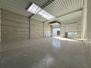 Deze nieuwbouw KMO-unit van ca. 216 m² maakt deel uit van het kwalitatieve Green Business Park te Kortessem, strategisch gelegen langs de Hasseltsesteenweg nabij Hasselt.<br /><br />De unit is geschikt voor opslag, productie of ambachtelijke activiteiten en biedt flexibele invullingsmogelijkheden volgens de noden van uw onderneming. Dankzij de moderne architectuur en duurzame uitvoering geniet u van een professionele en efficiënte werkomgeving.<br /><br />Bij de unit zijn 2 privatieve parkeerplaatsen inbegrepen, wat het comfort en de bereikbaarheid voor personeel en klanten verhoogt.<br /><br />De centrale ligging nabij Hasselt en de vlotte bereikbaarheid maken deze site bijzonder interessant voor ondernemers die zich op een goed ontsloten locatie willen vestigen.<br /><br />De oplevering wordt voorzien rond 1 augustus 2026 (onder voorbehoud).<br /><br />Interesse in deze KMO-unit? Contacteer ons vrijblijvend voor meer informatie of een bezoek ter plaatse.