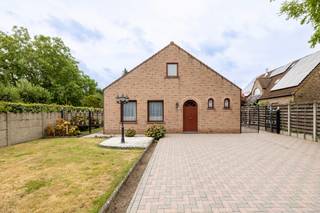 Instapklare, rustig gelegen woning op mooi zuidgericht perceel van 756 m²! Deze gelijkvloerse woning is up-to-date gehouden zodat je er ineens je nieuwe thuis van kan maken.<br /><br /><strong>Troeven in de kijker:<br /></strong><br />- mooi zuidgericht perceel in rustige straat<br />- ligging dicht bij dorpskern en scholen<br />- volledige gelijkvloerse woning<br />- 2 slaapkamers<br />- aparte garage<br />- perfect onderhouden<br /><br />
<h3>Indeling</h3>
<p>Via de inkomhal kom je in de gezellige woonkamer, die aansluit op de eetkamer en keuken. Vanuit de nachthal bereik je de hoofdslaapkamer met aansluitende badkamer en wasplaats. Daarnaast is er nog een tweede slaapkamer, die uiteraard ook perfect dienst kan doen als bureau, hobbyruimte of logeerkamer.</p>
<p>De zolderverdieping doet momenteel dienst als extra bergruimte, maar biedt dankzij de beschikbare ruimte mogelijkheden om – mits de nodige aanpassingen – extra slaapkamers of een andere polyvalente ruimte te creëren.</p>
<p>Vanuit de veranda heb je een aangenaam zicht op de mooi aangelegde en onderhoudsvriendelijke tuin. Een heerlijke plek om te genieten van de rust en het groen.</p>
<p><strong>Benieuwd naar deze woning?</strong><span> </span>Contacteer Flor Vastgoed en ontdek zelf de mogelijkheden tijdens een bezoek ter plaatse.</p>
<p>📧 info@flor-vastgoed.be<br />📞 03 283 62 43</p>