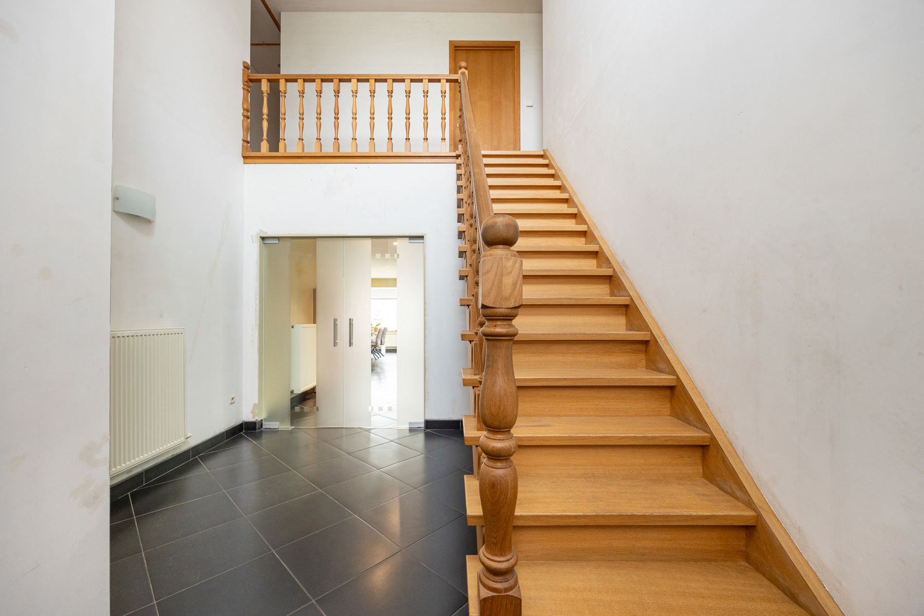 Energiezuinige villa met 5 slaapkamers en ruim bijgebouw op een perceel van 1.240m². - foto 2