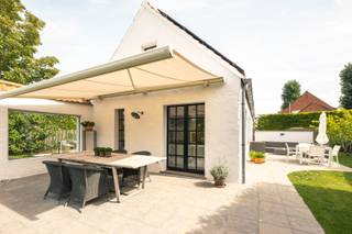 'Charmant' is het minste wat we kunnen zeggen van deze - tot in de puntjes - afgewerkte visserswoning. De woning werd gebouwd begin 1900 en werd in 2008 compleet gestript en zorgvuldig vernieuwd naar de noden van vandaag én door de huidige eigenaars perfect onderhouden. Het gebruik van eik en natuursteen, het hebben van een houthaard én een gashaard; alsook de terrassen rondomrond zorgen ervoor dat deze woning in elk seizoen wat te bieden geeft.<br />Indeling: Inkomhal; leefruimte met prachtige keuken met aansluitend een (was)berging. Gashaard gesitueerd op de hoek zodat je van aan de eettafel mee kunt genieten. Leefruimte met grote open haard en een open ruimte tot in de nok. Op het gelijkvloerse niveau is er een ruime slaapkamer én prachtige badkamer met bad én inloopdouche. Eerste verdieping beschikt over 2 slaapkamers voorzien van ingemaakte kasten en een apart toilet.<br />De tuin omheen de woning is onderhoudsvriendelijk en is voorzien van verschillende aangelegde terrassen en een moestuin op hoogte alsook een praktisch tuinhuis. De woning ligt op een achterliggend perceel waardoor rust verzekerd is.<br /><br />Bel Dries, ook op zon- en feestdagen, 0478/937.935, of kom langs op kantoor 'Immo Maritiem' naast het kerkje in Nieuwpoort-bad.<br />