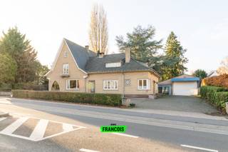 Ontdek deze unieke eigendom te koop in Halle, waar ruimte, mogelijkheden en een prachtige groene omgeving samenkomen. Deze ruime woning op een perceel van meer dan 43 are biedt een zeldzame combinatie van wooncomfort, een grote loods en optimale bereikbaarheid.<br /><br />Binnenin wacht een woonst van maar liefst 347 m² netto, een veelzijdige plaats om volledig naar eigen smaak op te frisse, zonder renovatieplicht in het kader van EPC. Met 5 tot 6 slaapkamers, een bureel en twee badkamers is dit de ideale gezinswoning voor wie ruimte én toekomstplannen belangrijk zijn. De royale leefruimtes ademen potentieel, terwijl de vele ramen zorgen voor een aangename lichtinval. De aanwezigheid van een loods van 130 m² netto in totaal en twee garages van 73 m² netto opent bovendien deuren voor zelfstandigen, hobbyisten of wie simpelweg extra berg- en werkruimte nodig heeft.<br /><br />Ook buiten is het heerlijk vertoeven. De grote tuin vormt een waar rustpunt in Halle, perfect voor gezinnen, tuinliefhebbers of wie houdt van buitenleven. Dankzij de ruime oprit en parkeergelegenheid is comfort gegarandeerd. De topligging nabij de belangrijkste invalswegen en het centrum van Halle maakt deze woning bovendien bijzonder interessant voor wie wonen en werken wil combineren.<br /><br />Kan aangekocht worden via een aandelenoverdracht.<br /><br />Neem vandaag nog contact op met Immo Francois en plan je bezoek.<br /><br />Woning verkopen in Halle? Vraag je gratis schatting aan bij Immo Francois, jouw lokale makelaar.