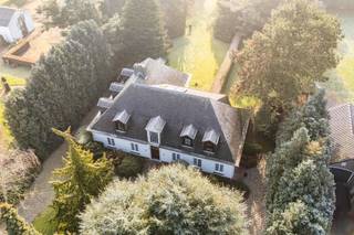 Vous êtes à la recherche d'une villa spacieuse et unique, avec une construction solide, des finitions de haute qualité et une intimité totale ?...