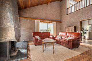 <p><u><strong>Te koop:</strong></u> open bebouwing in Wezembeek-Oppem, gelegen in een doodlopende straat op de stadsrand, nabij scholen, openbaar vervoer en invalswegen.<br /><br />Deze woning uit 1971 combineert mooie architectuur met een zuidoostelijke oriëntatie, waardoor de tuin en leefruimtes genieten van optimale lichtinval. De rustige ligging in een residentiële woonkern biedt privacy en veiligheid, terwijl alle voorzieningen binnen handbereik zijn. Met een perceel van 486 m² en een ruime indeling is dit een ideale gezinswoning.<br /><br /><u><strong>Belangrijkste ruimtes:</strong></u><br />• Woonkamer (19,67 m²) met open haard en toegang tot het terras<br />• Eetkamer (11,8 m²) aansluitend op de woonkamer<br />• Keuken (10,76 m²) met keramische kookplaat, oven, koelkast en ingemaakte kasten<br />• 4 slaapkamers (14,95 m²; 9,6 m²; 13 m²; 10,5 m²)<br />• 2 badkamers: één met ligbad, toilet en wastafel; één met douche, toilet en wastafel<br />• Garage (37 m²) met sectionale poort<br />• Mezzanine (9,4 m²)<br />• Kelder (9 m²)<br />• Zolder bereikbaar via zolderluik<br />• Tuin van 486 m² met zuidoostelijke oriëntatie<br /><br /><u><strong>Troeven:</strong></u><br />• Mooie architectuur met karaktervolle uitstraling<br />• Zuidoostelijke oriëntatie voor maximale lichtinval<br />• Gelegen in een doodlopende straat voor extra rust en veiligheid<br /><br />Meer informatie of een bezoek met Lynn Gorin? Contacteer ons via +3223351115<br />JOUW DROOMHUIS. ZO GEVONDEN!</p>