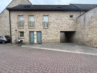 <strong>Duplex appartement </strong><strong>met één slaapkamer, terras en ondergrondse autostaanplaats.</strong><br /><br />Het appartement beschikt op het gelijkvloers over een keuken, apart toilet en wasplaats. Op de eerste verdieping is de woonkamer voorzien, de badkamer en berging met ingemaakte kasten. Op de 2e verdieping bevindt zich de ruime slaapkamer met alsook ingebouwde kasten.<br /><br />Bijzonderheden: <br />- EPC: C-label<br />- Terras<br />- Ondergrondse autostaanplaats