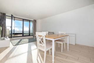 Just steps away from the NATO district and all the amenities of Evere, discover this pleasant apartment located on Rue de Genève, in a modern...