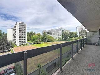 <strong>WOLUWE-SAINT-ETIENNE</strong>, idéalement situé à proximité immédiate des transports en commun, du Ring et de l'Hôpital Saint-Luc et aéroport. Découvrez ce superbe appartement 2 chambres entièrement rénové, offrant une surface habitable de 96 m² et bénéficiant d'une belle luminosité.<br /><br />L'appartement se compose d'un hall d'entrée avec placards intégrés, d'un vaste et lumineux séjour, d'une cuisine équipée, de deux chambres confortables, de deux salles de douche moderne dont une avec WC et un WC séparé. Vous profiterez également de deux terrasses, l'une à l'avant et l'autre à l'arrière de l'immeuble, permettant de bénéficier d'espaces extérieurs agréables à tout moment de la journée. <br /><br />Un grand garage box privatif, pouvant servir d'espace de rangement, de 16m² inclus dans le prix du loyer. L'immeuble offre des équipements de qualité mis gratuitement à disposition des occupants, notamment une grande piscine intérieure de 18m de long et un terrain de tennis. Provisions pour charges de 250 €/mois comprenant les communs, la consommation d'eau froide et les services de conciergerie. <br />PEB : B – 200 kWh/(m².an).<br /><br /><strong><span>3e étage</span> :<br /></strong><br />• Hall d'entrée avec placards et penderie<br />• Living ± 40 m² avec accès à une terrasse orientée Sud-Ouest 9 m²<br />• Cuisine équipée (four, petite taque, hotte, frigo et congélateur et micro-ondes) donnant accès à la terrasse de 13m² arrière orientée N-E<br />• WC séparé<br />• Salle de douche<br />• Chambre 1 : ± 12,5 m² (2,83 x 4,40) donnant accès à la terrasse arrière de 13m² orientée N-E<br />• Chambre 2 : ± 12,5 m² (2,79 x 4,40) avec sa salle de douche attenante et un WC, donnant accès à la terrasse arrière de 13m² orientée N-E<br /><br /><span>Garage box compris dans le prix du loyer, 16m² situé</span> au -2 n° 102<br /><span>Forfait pour charges</span> : 250€/mois pour les communs, eau froide et concierge.<br /><br />L'immeuble offre des équipements de qualité mis gratuitement à disposition des occupants, notamment une grande piscine intérieure et un terrain de tennis.<br />Chassis double vitrage récents !<br /><br />Plusieurs locaux "laveries" avec machines à laver et sèche-linges sont disponibles au -2 moyenant paiement.