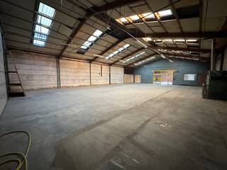 Bedrijfsgebouw bestaande uit een magazijn van ca. 1.200 m² en buitenopslag van ca. 1.500 m² te huur in de industriezone "Gullegem...