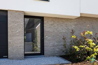 TE KOOP te Wichelen : kleinschalig project bestaande uit 4 moderne BEN-woningen met telkens 3 slaapkamers en garage.<br />De woningen zijn gelegen in een rustige straat op wandelafstand van de Scheldedijk en het natuurgebied. De woningen worden volledig afgewerkt met kwaliteitsvolle materialen binnen de vermeldde verkoopprijzen. Ook de voortuinen van de woningen zijn reeds afgewerkt.<br />Bovendien kan je deze woningen aankopen onder 6% btw op de constructiewaarde (indien je geen andere eigendom bezit en hier zelf gaat wonen). Op de grondwaarde betaal je registratierechten. Bovendien betaal je hier de eerste 5 jaar geen onroerende voorheffing, wegens een E-peil lager dan 20.<br /><br />Je kiest zelf de vloeren, keuken, badkamer en binnendeuren volgens het lastenboek.<br />De verwarming is vloerverwarming met warmtepomp. Elke woning is ook voorzien van een eigen regenwaterput en 10 zonnepanelen.<br />Kortom, alle modern comfort én zeer energiezuinig (bijna energie neutraal)<br />Voor meer info : 052 52 80 30 - info@goemanvastgoed.be