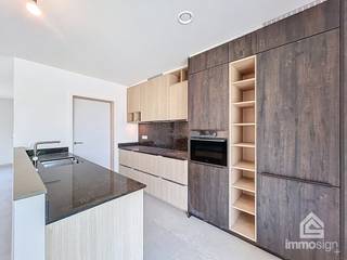 PLUSPUNTEN:<br />+ appartement 1.1<br />+ bruto oppervlakte: 121,80m²<br />+ netto oppervlakte: 101,45m²<br />+ terrasoppervlakte: 15,90m²<br />+ voorzien van zonnepanelen<br />+ 3 slaapkamers<br />+ ondergrondse parking en berging (B5 en P5)<br />+ instapklare oplevering<br /><br />ALGEMEEN:<br />Een pracht van een appartement, op de eerste verdieping. Je beschikt over drie slaapkamers en een groot, zuid-west georiënteerd terras van 15.90 m². Vanuit de woonkamer, met open keuken, stap je via het schuifraam zo op je terras.<br /><br />Het appartement heeft een apart gastentoilet, praktisch ingerichte badkamer en een ruime berging. Een nachthal scheidt de slaapkamers en badkamer van de rest van het woongedeelte. Je beschikt ook over een ondergrondse autostaanplaats en extra kelderberging.<br /><br />Met de lift of trappen naar boven? Het kan allebei, aan jou de keuze.<br /><br />De appartementen worden instapklaar opgeleverd en voorzien van warmtepomp/vloerverwarming en ventilatietype D.<br /><br />De vermelde prijs is met inbegrip van kelderberging en ondergrondse autostaanplaats, rekening houdend met 21% btw te rekenen op de constructiewaarde.<br /><br />Aansluitkosten nutsvoorzieningen, aandeel kosten basisakte en notariskosten niet inbegrepen in verkoopprijs.<br /><br />Elk appartement wordt volledig afgewerkt conform het lastenboek en schilderklaar opgeleverd.<br /><br />DOWNLOAD: onder het tabblad downloads kan u het plan samen met het lastenboek terug vinden.<br /><br />Wilt u graag meer weten over deze instapklare moderne appartementen? Contacteer ons dan voor vrijblijvende info op +32 89 87 03 67 of elke@immosign-plus.be!