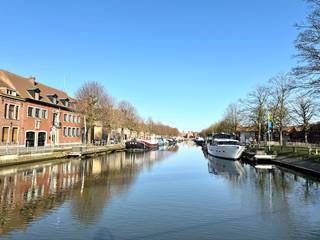 MOOI WONEN in de Brugse binnenstad op enkele stappen van de jachthaven "De Coupure" en vlakbij bakker, slager, restaurants & winkels.INSTAPKLARE woning met 3 SLAAPKAMERS & STADSKOER gelegen in een rustige straat tussen de Gentpoort en de Coupure. Indeling: glvl.: inkom, lichtrijke leefruimte, ingerichte keuken met toegang tot de koer. Badkamer met douche, lavabo en toilet. 1°V: overloop, 2 slaapkamers. 2°V: slaapkamer onder het gebinte. RUSTIG WONEN in een gezellige omgeving en met een vlotte bereikbaarheid naar de Ring, het station & de uitvalswegen. Cv op aardgas, epc 286, label C. VRIJ VANAF 1/12/2026.