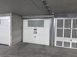 Volwaardige garagebox te koop te Residentie Zoute Palace.<br /><br />Gelegen te Mussenpad, een zijstraat van de Zoutelaan, vlakbij de Van Bunnenlaan.<br />De garage is gelegen op verdieping -4 maar is makkelijk toegankelijk.<br />De poort kan elektrisch geopend worden alsook is er licht en een stopcontact aanwezig in de box.<br /><br />Afmetingen:
<ul>
<li>Breedte: 2m75 (poort: 2m40)</li>
<li>Lengte: 5m64</li>
<li>Hoogte +/- 2m</li>
</ul>
<strong>Vrij vanaf 12/09/2026.</strong><br />Graag meer informatie of een bezoek ingepland?<br />Aarzel dan niet om ons te contacteren<br />Ref. G734