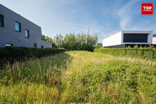 Deze bouwgrond van bijna 1.000 m² aan Helmkruidstraat 53A combineert:Rust en privacy dankzij een groene, residentiële wijkToegang tot natuur en...