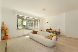 <p><span>ANTWERPEN - Markgravewijk: </span><span>Gerenoveerd gelijkvloers appartement met 3 slaapkamers, patio en grote, zonnige stadstuin. EPC-label B.</span></p><p><span> </span></p><p><span>In de gegeerde Markgravewijk bevindt zich dit stijlvol en volledig gerenoveerd gelijkvloers appartement, waar comfort, ruimte en een aangename buitenbeleving mooi samenkomen.</span></p><p><span> </span></p><p><span>BESCHRIJVING : </span></p><p><span> </span></p><p><span>De inkomhal geeft uit op een open en lichtrijke eet- en leefruimte op parketvloer, wat meteen een warme en kwalitatieve sfeer creëert. </span></p><p><span>Aansluitend bevindt zich de volledig ingerichte keuken, uitgerust met alle nodige toestellen en voorzien van hedendaags comfort.</span></p><p><span> </span></p><p><span>Via de nachthal bereikt men de meer private vertrekken. </span></p><p><span>Hier bevindt zich badkamer 1, uitgerust met een ligbad en een enkel lavabomeubel, evenals een apart toilet met handenwasser en een praktische bergruimte/technische ruimte met de individuele verwarmingsketel en extra opbergmogelijkheden.</span></p><p><span>De polyvalente kamer kan perfect worden ingericht als bureau, babykamer of dressing en geeft uit op een knus terras waar het aangenaam vertoeven is in alle rust.</span></p><p><span> </span></p><p><span>Verder bevinden zich achteraan twee volwaardige slaapkamers met een mooi zicht op de ruime, zonnige en groen aangelegde stadstuin met terras. </span></p><p><span>De masterbedroom beschikt bovendien over een ensuite badkamer, voorzien van een inloopdouche, dubbel lavabomeubel en toilet, wat zorgt voor extra comfort en privacy.</span></p><p><span> </span></p><p><span>De buitenruimtes vormen een echte troef: een gezellige patio en een zonnige, ruime stadstuin die een uitzonderlijke woonbeleving bieden midden in de stad.</span></p><p><span> </span></p><p><span>Mogelijkheid tot aankoop staanplaats aan 40.000 €.</span></p><p><span> </span></p><p><span>BIJZONDERHEDEN : </span></p><p><span> </span></p><p><span>* Volledig gerenoveerd appartement</span></p><p><span>* Knus terras én ruime stadstuin</span></p><p><span>* Fietsenberging en kelderberging </span></p><p><span>* individuele nutsvoorzieningen </span></p><p><span>* Oppervlakte volgens EPC: 132 m² (exclusief tuin en terras)</span></p><p><span>* Centrale ligging in de Markgravewijk</span></p>