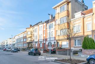 VALIMMAS verkoopt deze welgelegen en verzorgde rijwoning met overdekte koer en garage.... Het gelijkvloers bestaat uit een inkomhal, een toilet,...