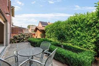 Zeer gunstig gelegen <em><strong>gelijkvloersappartement</strong></em> in een straat zonder doorgaand verkeer! Dit appartement bevindt zich <strong><em>op wandelafstand van het centrum</em></strong> met enkele scholen, supermarkt Jumbo en het openbaar vervoer. Het eigendom is tevens makkelijk bereikbaar nabij de oprit E19 Antwerpen-Brussel. Het ligt nabij het jaagpad langsheen de Nete en het park van Rumst, ideaal voor wandel- en fietsliefhebbers. <br /><br />Dit pand bevindt zich in een kleinschalig gebouw bestaande uit 2 appartementen. Er is geen syndicus en er zijn ook geen gemeenschappelijke kosten. Het bouwjaar is 2007, het gebouw is volledig asbestvrij. De keuring van de elektriciteit is <strong><em>conform</em></strong> en het EPC heeft een zeer goed score: <strong><em>Label B</em></strong>! Het is ingedeeld in: een inkomhall met ruimte voor vestiaire, een woonkamer, een open ingerichte keuken, een berging, een apart toilet, een ingerichte badkamer en 2 slaapkamers. Er is parkeergelegenheid op de privatieve <em><strong>autostaanplaats</strong></em> voorzien voor 1 wagen. Verder beschikt dit eigendom nog over een ruim <strong><em>terras</em></strong> aangelegd met beplantingen en een tuinhuis. <br /><br />Dit appartement werd steeds zeer goed onderhouden en is volledig <strong><em>instapklaar</em></strong>! <br /><br />