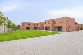 Parkwoning C4 (439A) maakt deel uit van een knus en kleinschalig woonerf langs de Menenstraat in Wevelgem. Hier woon je rustig en groen, met winkels, scholen en verbindingswegen in de nabije omgeving.<br /><br />De moderne nieuwbouwwoning beschikt over:<br />✔ Open en lichtrijke leefruimte<br />✔ 3 volwaardige slaapkamers<br />✔ Private zuidoostgerichte tuin<br />Dankzij de gunstige oriëntatie geniet je optimaal van natuurlijk licht en avondzon in je eigen tuin.<br /><br /><strong>Energiezuinig en toekomstgericht</strong><br />Bij het ontwerp werd sterk ingezet op energie-efficiëntie en wooncomfort.<br />De woning is uitgerust met:<br />✔ Warmtepomp (hernieuwbare energie)<br />✔ Ventilatiesysteem D met warmterecuperatie<br />✔ Doordachte isolatie en performante beglazing<br />Dit resulteert in een laag energieverbruik en een comfortabele woning die klaar is voor de toekomst.<br /><br /><strong>Casco of volledig afgewerkt</strong><br />Parkwoning C3 is te koop:<br />✔casco (tot en met pleisterwerken, terrassen en tuin), zodat je zelf de afwerking bepaalt<br />✔of volledig afgewerkt. Wij kunnen deze volledig naar uw smaak verder afwerken binnen de 4 à 6 maanden.<br />Dus nu beslissen = verhuizen bij akte.<br /><br /><strong>Garage of (overdekte) parkeerplaats</strong> kan bij gekocht worden.<br /><br /><strong>Interesse in een bezoek of meer informatie?</strong><br />Contacteer vrijblijvend onze bouwadviseur via 051 26 36 86.<br /><br /><em><span>De vermelde prijzen zijn exclusief registratierechten (12%) en exclusief BTW (21%)</span></em>