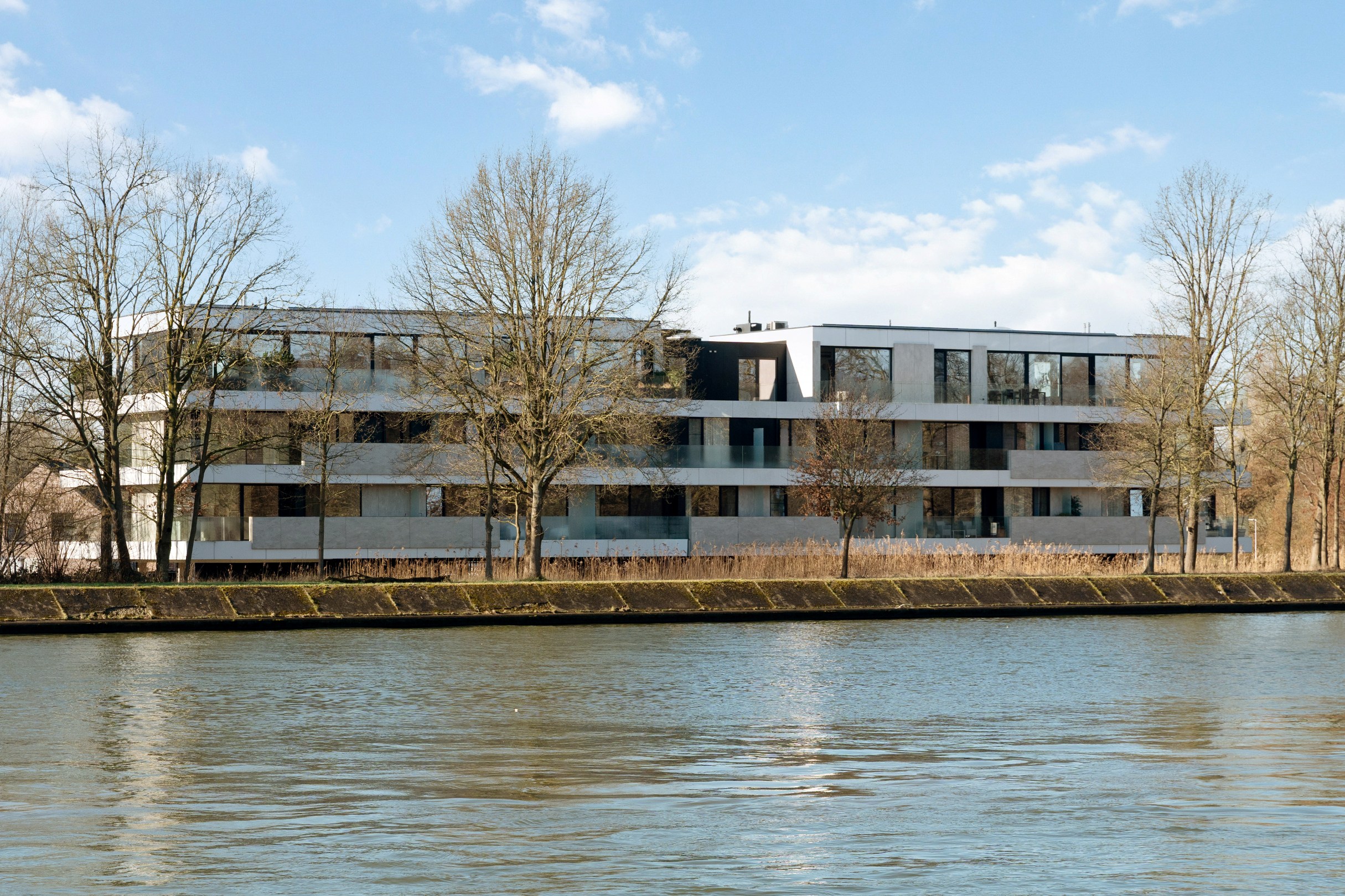 Exclusief wonen op topniveau – Luxe penthouse met panoramisch kanaalzicht te Hasselt. - foto 5