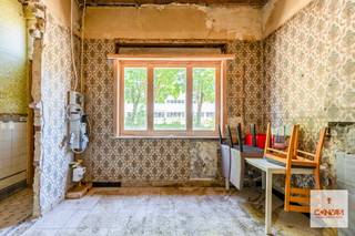 In de Walstraat 78 te Gentbrugge bevindt zich deze volledig gestripte woning, klaar om naar eigen smaak en stijl afgewerkt te worden. Bij het...