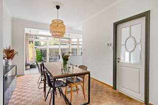 <p>Welkom in deze prachtige gemeubelde woning te Ekeren, een harmonieuze mix van modern comfort en tijdloze charme. Deze ruime woning van 154m² biedt drie slaapkamers en is ideaal voor gezinnen die op zoek zijn naar een comfortabele leefomgeving.  Gelegen op een perceel van 250m², zorgt de ruime tuin voor voldoende buitenruimte met een zonnig terras en speelhoek voor de kinderen. Het interieur is uitnodigend en licht met een elegant afgewerkte woonkamer die overlopen in een stijlvolle eetkamer. De open keuken is uitgerust met moderne toestellen en een praktische ruimte voor een kookliefhebber. Een mooie houten trap brengt u naar de bovenverdieping, waar zich een twee slaapkamers, een apart toilet en een badkamer bevinden. De slaapkamers zijn mooi afgewerkt, ruim en bieden veel natuurlijk licht. De badkamer die voorzien is van een dubbele wastafel en inloop-/ regendouche. Op het perceel staat een handige garage die voldoende opbergruimte biedt. Deze woning is ideaal gelegen in een rustige buurt dichtbij alle voorzieningen zoals scholen waaronder de internationale school, winkels en openbaar vervoer op wandel of fietsafstand. De woning wordt aangeboden voor een huurperiode van korte duur (bij voorkeur en max. 2 jaar). De woning is beschikbaar per 1 september 2026. Huisdieren zijn niet toegelaten.</p><p><br /> </p><p><strong><u>Bijzonderheden:</u></strong></p><ul><li>Aangename woonwijk</li><li>Nabij winkels en scholen waaronder the Antwerp International School</li><li>Zonnepanelen</li><li>Garage</li></ul>