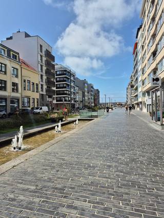Ontdek dit lichtrijke te renoveren appartement op de zevende verdieping van de stijlvolle Residentie L’Aiglon, ideaal gelegen in de...