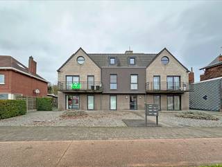 Mooi appartement met twee slaapkamers op centrale locatie te Wommelgem.Dit appartement op de eerste verdieping geniet volgende indeling:Een inkomhal,...