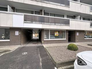 <h1><span>Gelijkvloersappartement met garage – ideaal als investering of starterswoning</span></h1><h1><span> </span></h1><h1><span>Dit gelijkvloersappartement is ideaal voor wie op zoek is naar een interessante investering of een woning dichtbij het centrum die naar eigen smaak kan worden opgefrist.</span></h1><h1><span>Er geldt geen renovatieverplichting volgens het EPC, wat dit pand extra aantrekkelijk maakt.</span></h1><h1><span>Dankzij de gunstige ligging geniet u van een vlotte bereikbaarheid nabij het centrum en de belangrijkste invalswegen. </span></h1><h1><span>In de directe omgeving vindt u een supermarkt, scholen, bakker en andere voorzieningen, wat zorgt voor optimaal wooncomfort.</span></h1><h1><span> </span></h1><h1><span>Het appartement beschikt over twee slaapkamers, een ruime inkomhal, een badkamer met bad, een aparte berging en een ruime, lichtrijke woonkamer met halfopen keuken.</span></h1><h1><span>Daarnaast is er een garage inbegrepen en zijn er staanplaatsen voor het gebouw, ideaal voor bezoekers.</span></h1><p><span> </span></p>